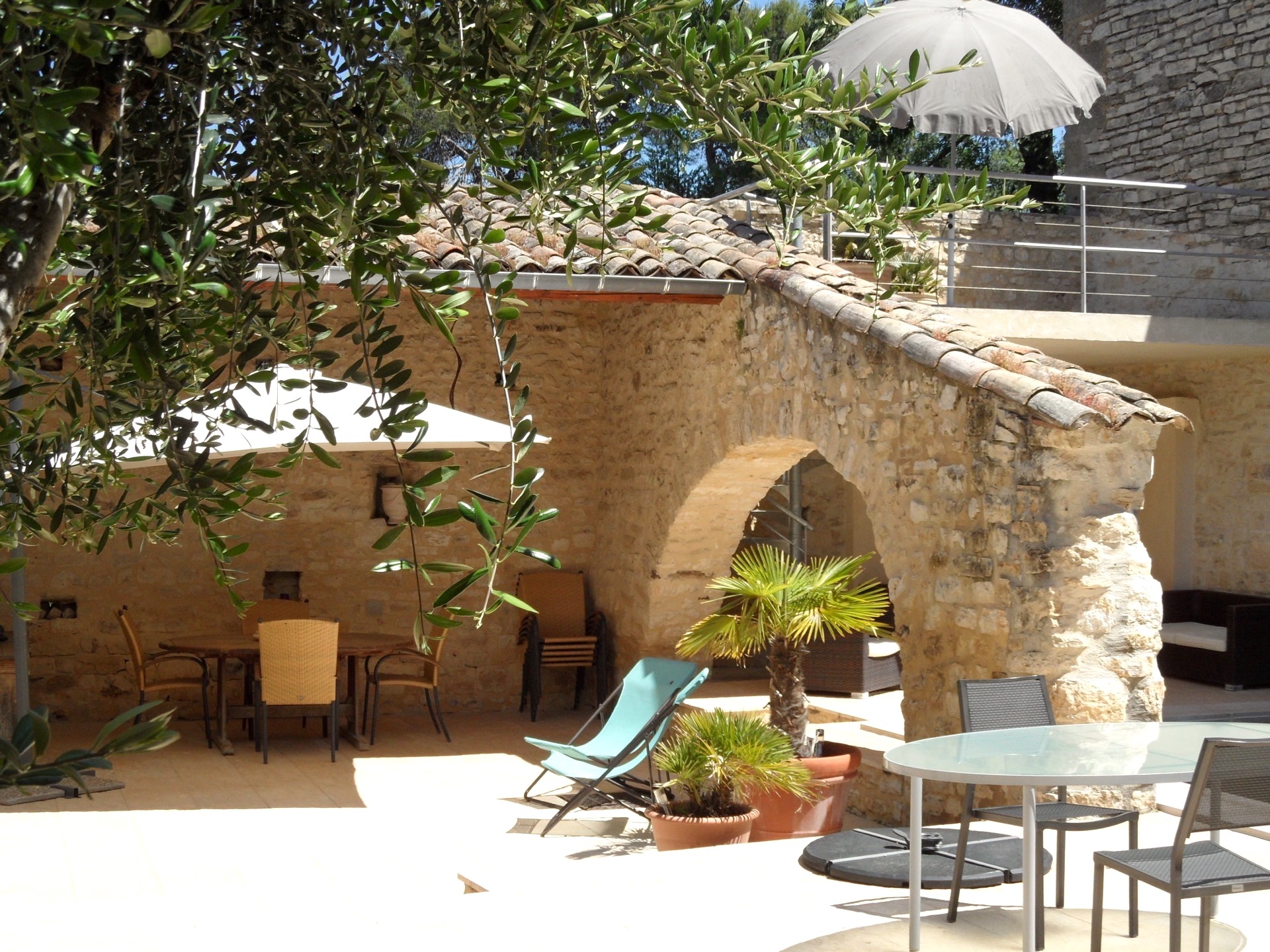 2146 : Uzès close,  2 charming houses in pretty village with commodities, heated pool