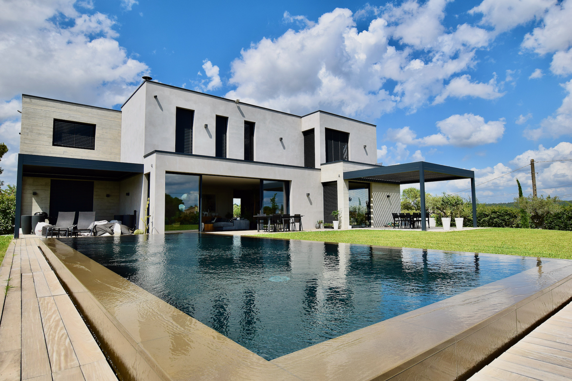 78435:  Uzès, fabuleuse propriété contemporaine, 400 m² habitables sur 3000 m² parc clos avec piscine miroir, vue dégagé