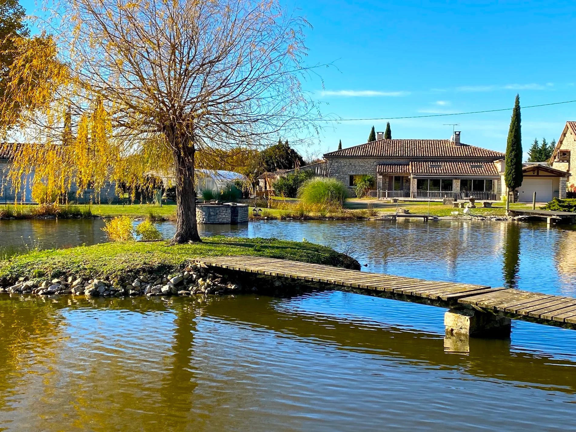 82250 : Barjac, property proposing three accomodations on 8 hectares of land, ideal for horses, private lake, vast outbuildings.