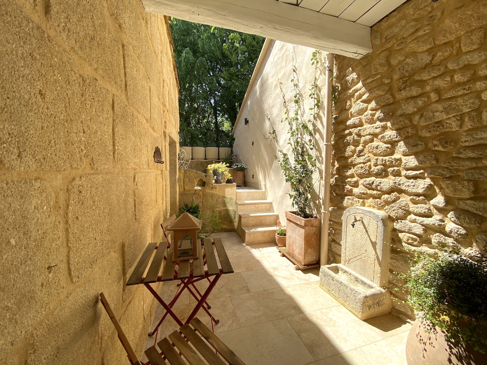86368 : UZÈS région, maison “bijou” dans un village vivant, proche du Pont du Gard – atypique, en trois parties, calme