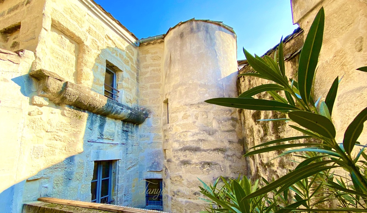 89972 : Uzès, preserved historical centre,  renovated  17th c stone house, 170 m2 with courtyard, 2 apartments, studio and terrace.