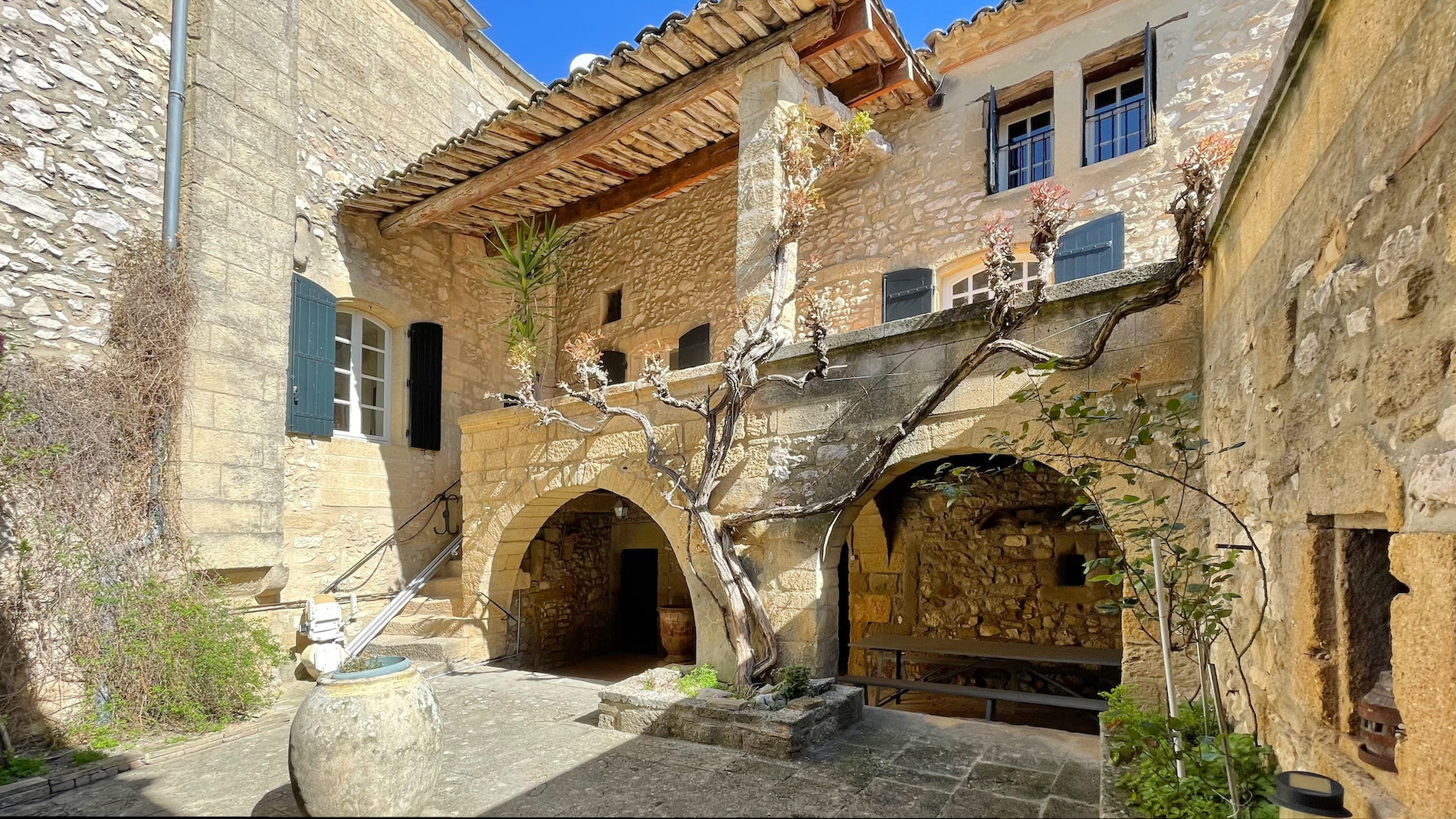 95022 : VILLAGE MAS WITH GARDEN, TERRACES IN VILLAGE WITH SHOPS, 10 MINUTES FROM UZES