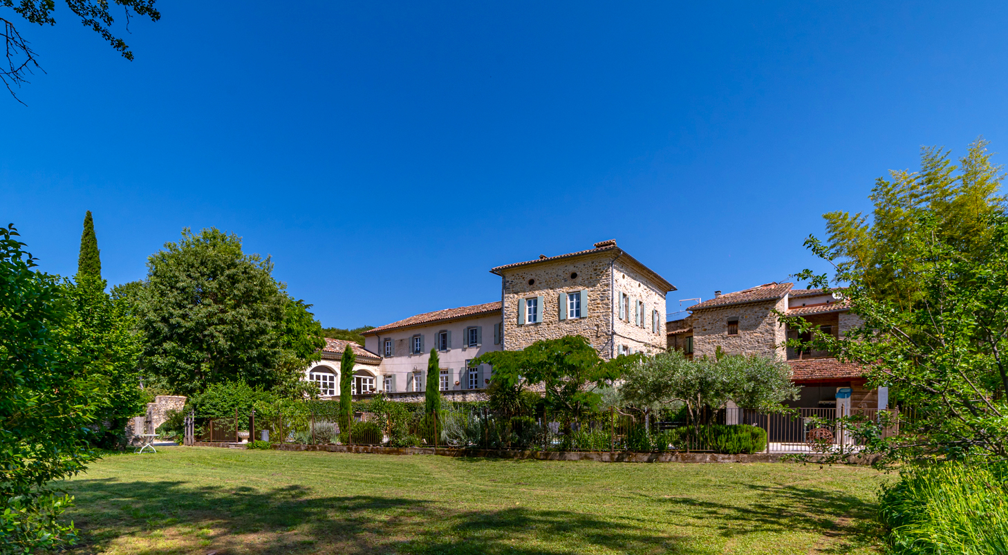 96230 : Élégant Château, village région Barjac, 520m2 habitables sur 3350 m2 de terrain et jardin avec piscine et maison d’amis